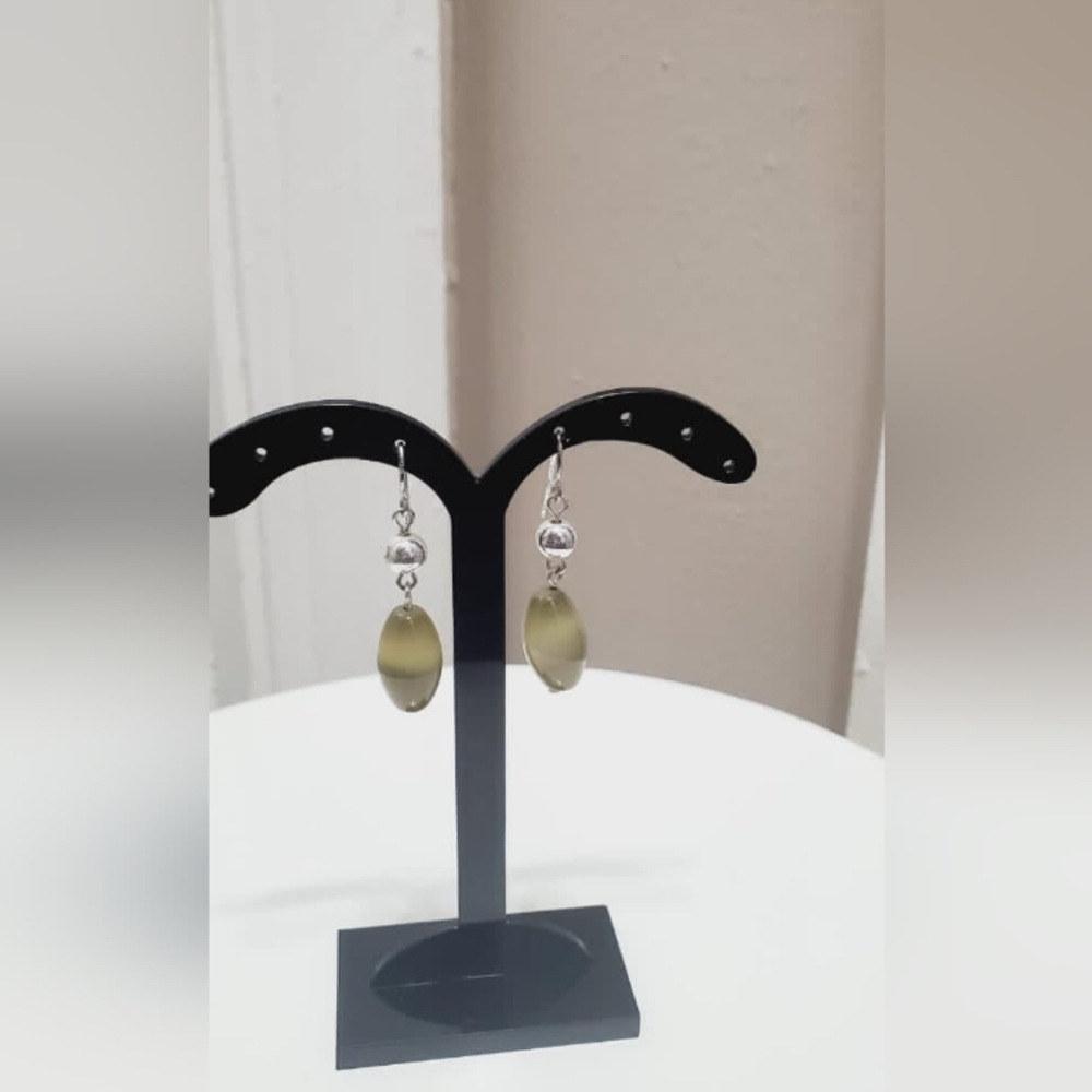 Fashionable Green Gemstone Earrings For Women. 🌴